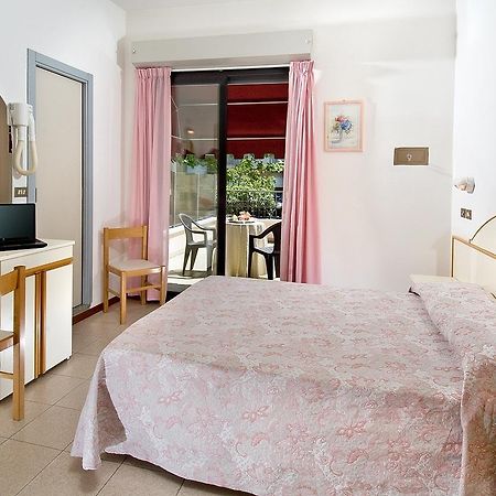Hotel Novella Misano Adriatico Buitenkant foto