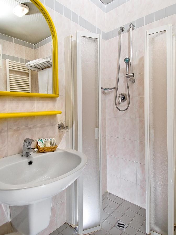 Hotel Novella Misano Adriatico Buitenkant foto