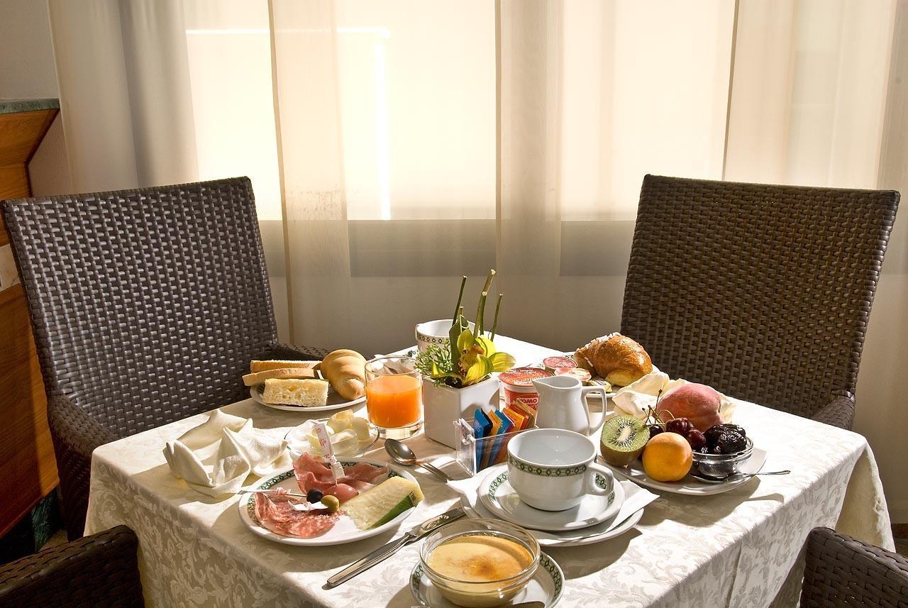 Hotel Novella Misano Adriatico Buitenkant foto
