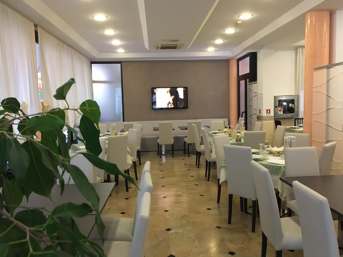 Hotel Novella Misano Adriatico Buitenkant foto